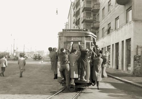 http://www.mondotram.it/tram-cinema/images/Genova-1956-PasseggeriAttaccati-CorsoGastaldiSm.jpg